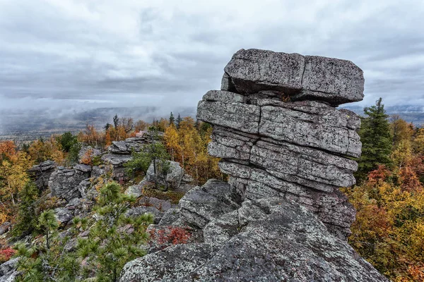 Осень Лесу Скалах Открытый Отдых Осенью — стоковое фото