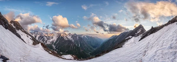 Paisagem Passo Montês Nevado Cume Rochoso Tempo Ensolarado — Fotografia de Stock