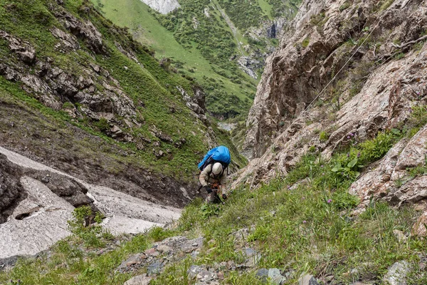 Людина Ходить Горах Концепція Подорожей Стокове Фото