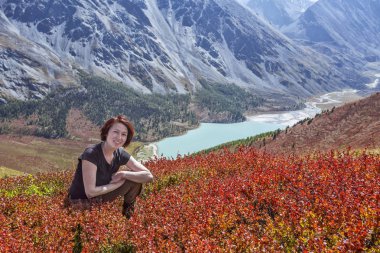 Altai 'deki dağlarda bir kız. Dağlarda yürüyüş. 