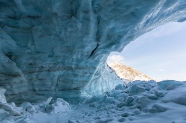 Dağlarda kış şelalesi.