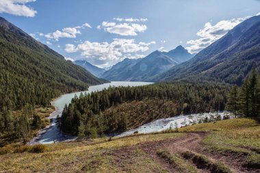Altai Dağları, Kucherlinskoe Gölü, Kucherla Nehri. Dağdan Kucherlin Gölü 'ne bak.