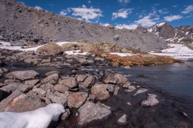 Gölde çok o arka plan üstündeki dağ geçidi