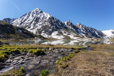 Gölde çok o arka plan üstündeki dağ geçidi