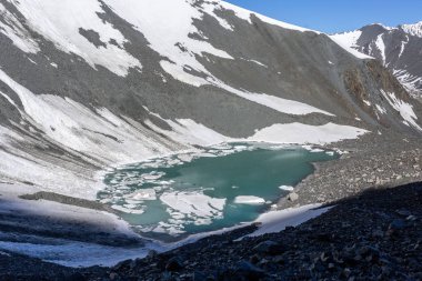 Gölde çok o arka plan üstündeki dağ geçidi