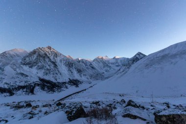 Altai dağlarında kış yürüyüşü. 