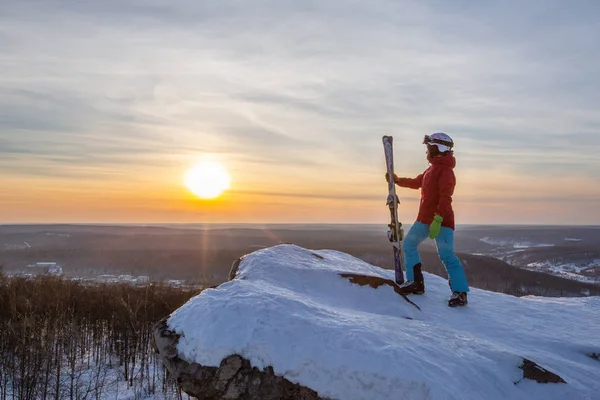 Skirennläuferin Auf Dem Gipfel Des Berges Bei Sonnenuntergang — Stockfoto