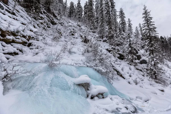 Zamrzlý Tok Zasněžených Horách Slunečného Zimního Dne Urals — Stock fotografie