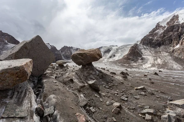 Paesaggio Valico Montagna Innevato Cresta Rocciosa Tempo Soleggiato — Foto Stock