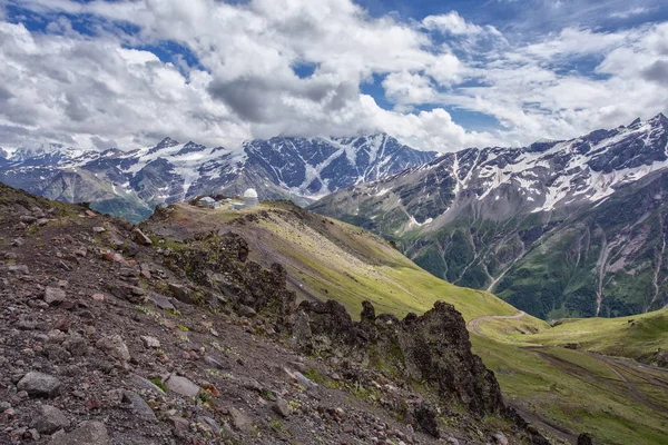 Pittoresk Uitzicht Rotsachtige Bergen Met Besneeuwde Toppen Lente Zonnige Dag — Stockfoto