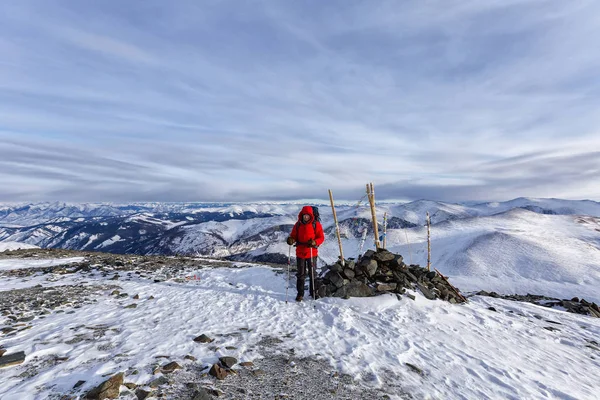 徒步旅行的人 山区冬季山水景观 — 图库照片