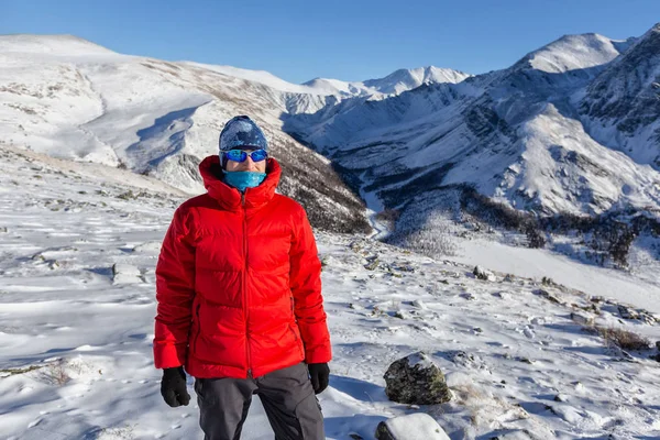 Toerist Warme Sportieve Kleding Besneeuwde Bergen Zonnige Winterdag — Stockfoto