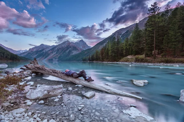 Dívka Sedí Horské Řeky Altai Řeka Akke — Stock fotografie