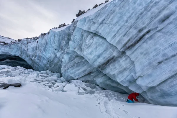 Escursionista Itinerante Paesaggio Montano Invernale Montagna — Foto Stock