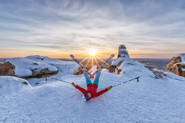 Skirennläuferin Liegt Bei Sonnenuntergang Hang Den Bergen — Stockfoto