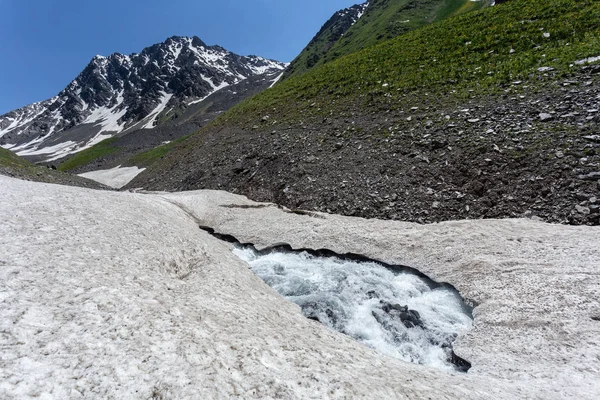 Picturesque View Rapid Mountain Stream Flowing Rocky Mountains Spring Sunny — Stock Photo, Image