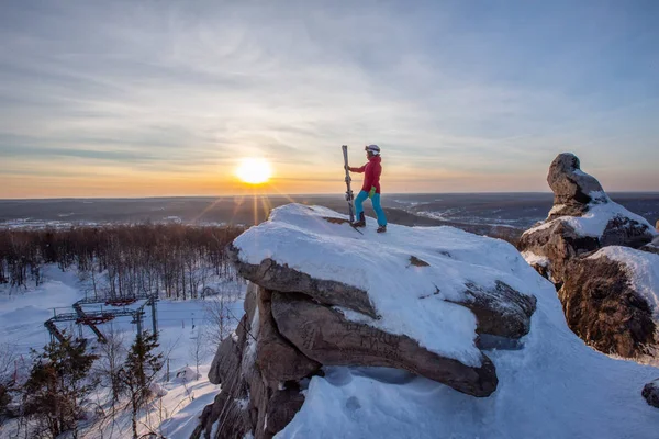 Skirennläuferin Auf Dem Gipfel Des Berges Bei Sonnenuntergang — Stockfoto