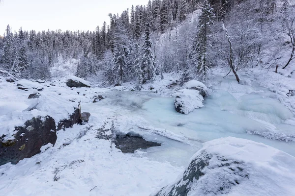 Zamrzlý Tok Zasněžených Horách Slunečného Zimního Dne Urals — Stock fotografie