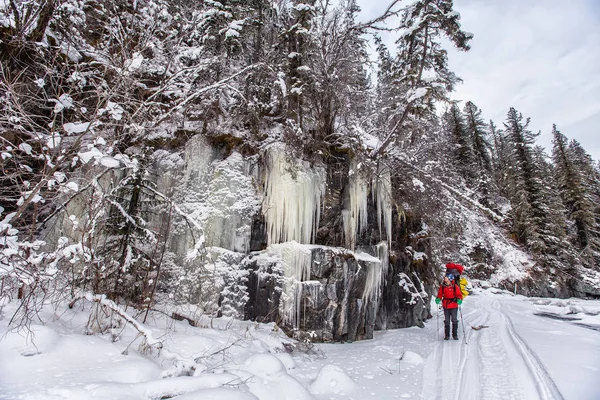Gezgin yürüyüşçü. Dağlarda kış manzarası.