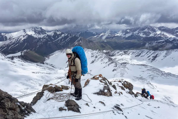 Kirguistán Verano Escalador Cima Una Montaña Con Hacha Hielo Marcha — Foto de Stock