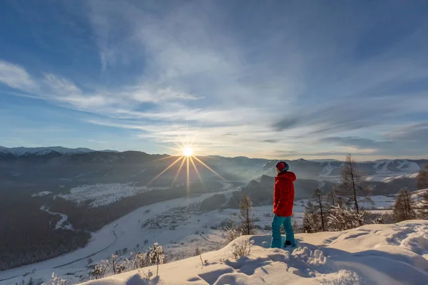 Vrouw Klimmer Bergen Achtergrond Pieken Gletsjers Staan Top — Stockfoto