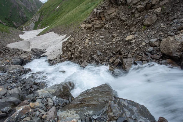 Schilderachtig Uitzicht Snelle Berg Rivier Stroomt Rotsachtige Bergen Het Voorjaar — Stockfoto