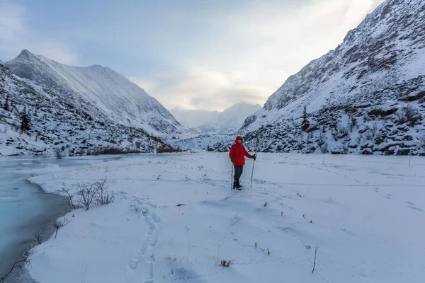Frau Wandert Winterlandschaft Mit Schneebedeckten Bergen — Stockfoto