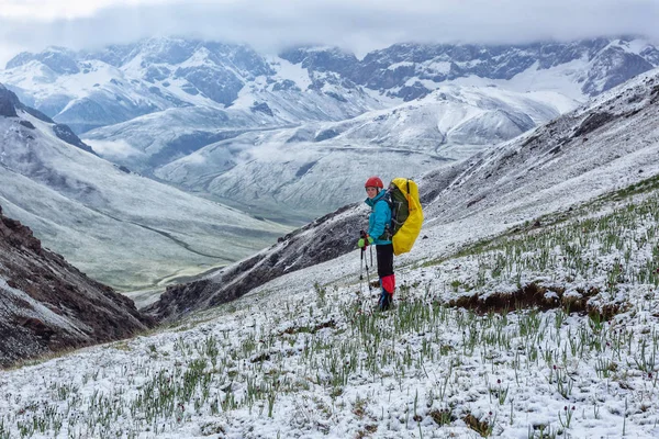 Viaggiatore Abiti Sportivi Caldi Con Zaino Escursioni Nelle Montagne Innevate — Foto Stock