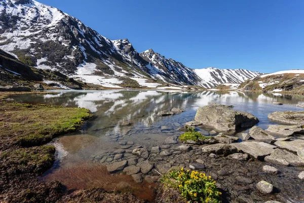 Gölde çok o arka plan üstündeki dağ geçidi