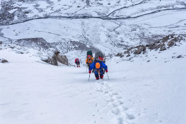 Kirghizistan Gruppo Turisti Escursione Montagna Percorrendo Piste Con Zaini — Foto Stock