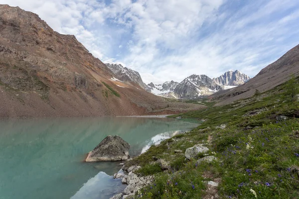 Malebný Výhled Modrou Řeku Sněhové Vrcholy Tien Shan Zasněženými Vrcholky — Stock fotografie