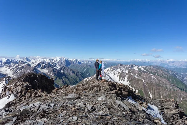 Zomer Kirgizië Klimmers Paren Bovenop Een Berg Met Een Ijsbijl — Stockfoto
