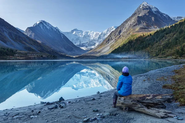 山の中の女の子 アクケム湖山の風景 観光客は 山の中でトレッキング アルタイアルタイ山脈 Belukha山の麓 — ストック写真