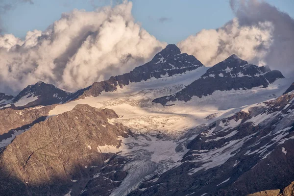 Belukha Dağı Üzerinde Şafak Vakti Altai Kış Gezisi Gün Batımı — Stok fotoğraf