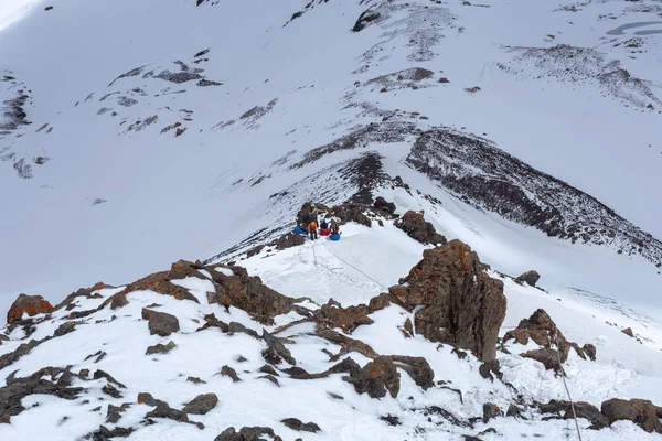 Schneebedeckte Berggipfel Winter Unter Dunklen Wolken — Stockfoto