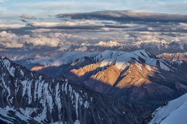 天気の良い日の山と氷河の風景 — ストック写真