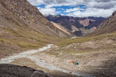 Dağ manzarası, bir kamp var. Dağlarda yaz