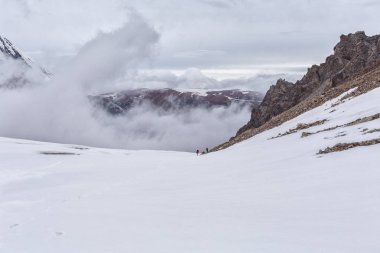 Karlı dağ manzarası Dağlarda dinleniyor.