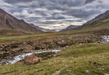 İlkbahar günü Ural dağları arasındaki nehrin manzarası  