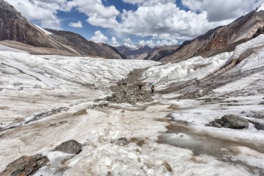Dağ geçidi, buzul, gökyüzü bulutlu