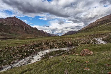 İlkbahar günü Ural dağları arasındaki nehrin manzarası  