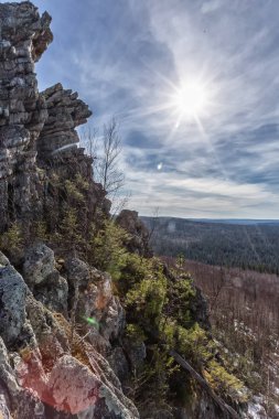 Güneşli bir günde sonsuz kozalaklı orman ve kayaların manzarası, Yerani köyü, Urallar