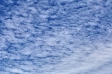 Beyaz bulutlu mavi bir gökyüzü, açık bir gün. Arkaplan.