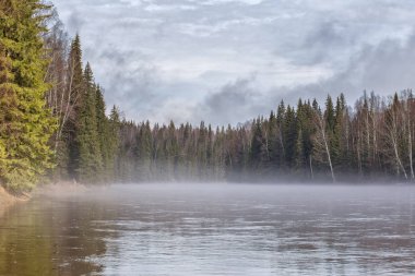 Sabah nehri, Ural taygası. Nehrin üstünde bir sis var..
