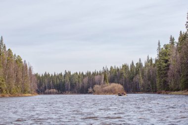 Katamaran bir grup turistle nehir boyunca yelken açıyor. Ta...