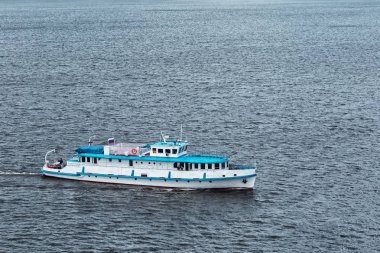 Gemi nehir boyunca yelken açar..