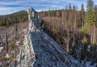 Güneşli bir günde sonsuz kozalaklı orman ve kayaların manzarası, Yerani köyü, Urallar