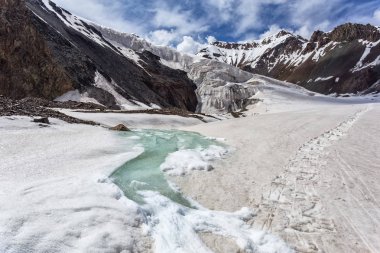 Siyah & beyaz metalik krom harf I 3 boyutlu bir illüstrasyonla fırçalanmış stil ve parlak kaba metal deseni ile beyaz üzerine izole edilmiş, kırpma yolu ile izole edilmiş basit, kalın bir yazı tipi