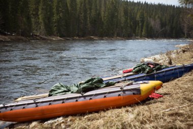 Suyun arka planında katamaran var. Nehirde yaz tatili