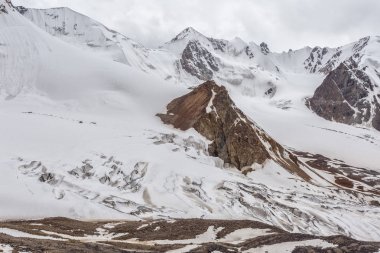Karlı dağ manzarası Dağlarda dinleniyor.